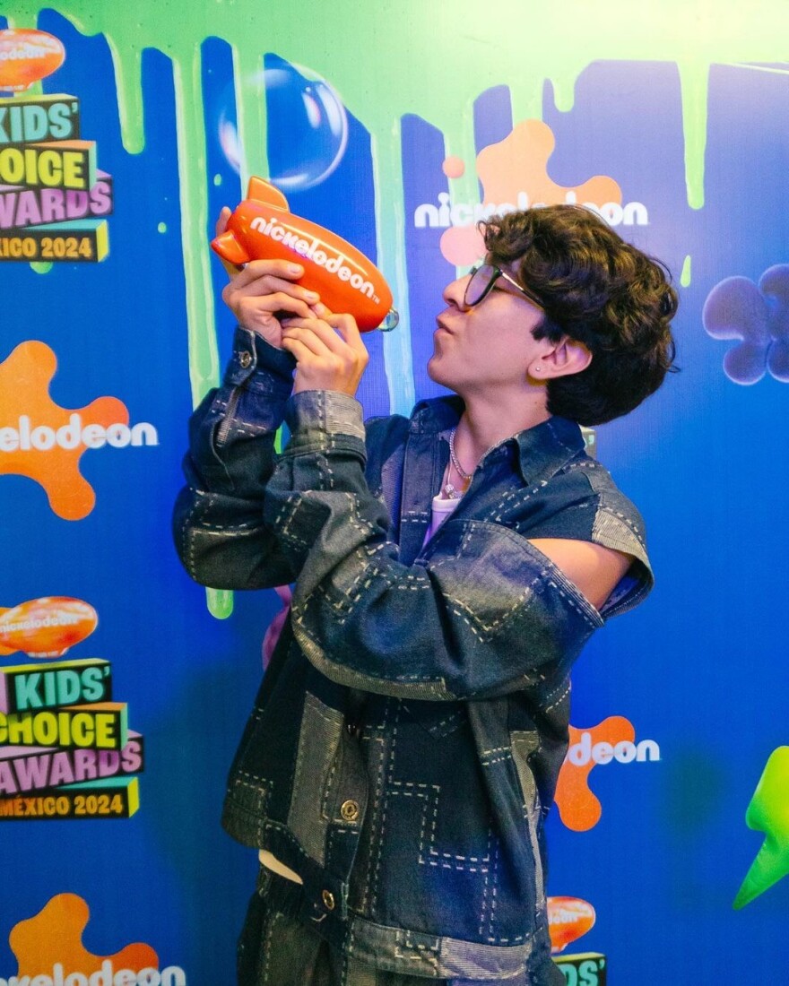 Mexican YouTuber Soy Carlitos turned heads at the November 2024 Kids’ Choice Awards Mexico, sporting a HYPNÖSIS denim look.